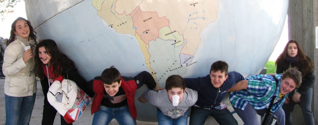Foto di ragazzi che sorreggono un mappamondo gigante