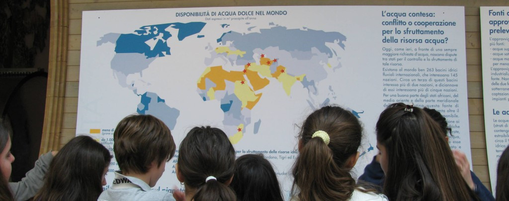 Foto di ragazzi che osservano una mappa tematica del mondo