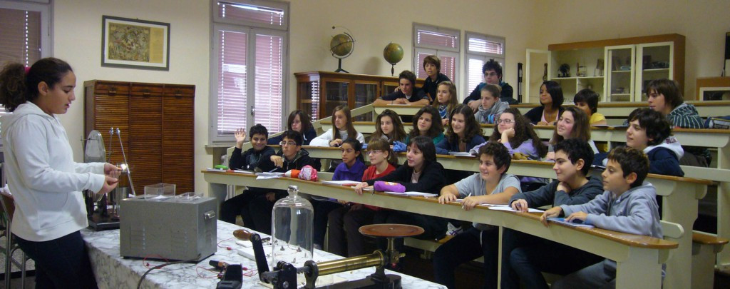 Foto di una ragazza che spiega la lezione ai compagni di classe