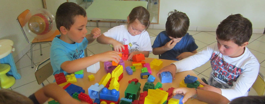 Bambini che giocano con delle costruzioni