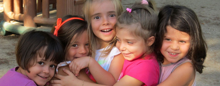 Bambini che si abbracciano gioiosamente