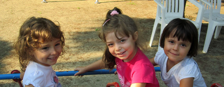 Bambini sorridenti all'aperto