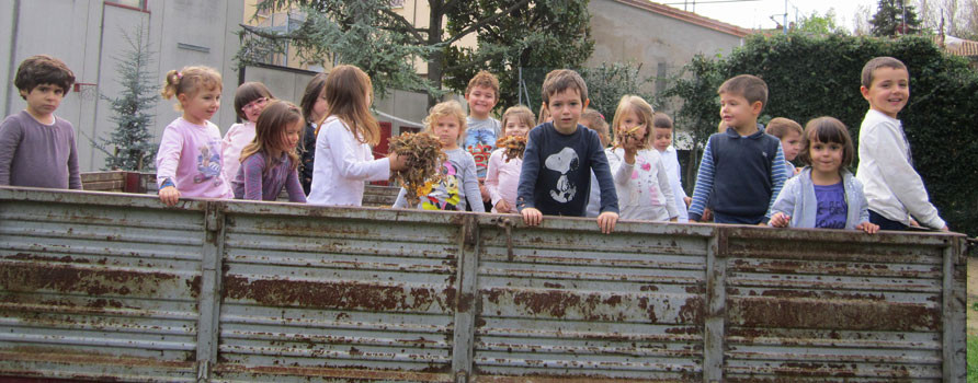 Bambini su un carro all'aperto