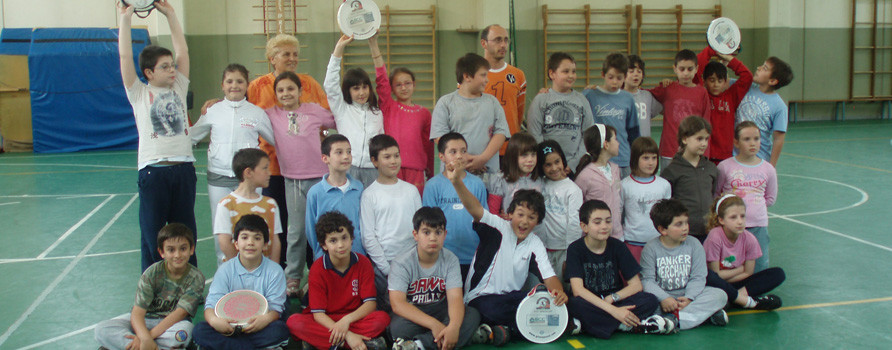 Bambini in posa di gruppo in palestra