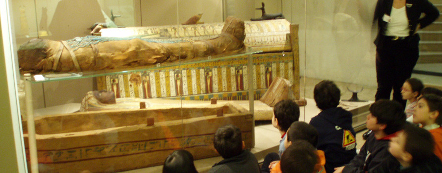 Bambini in visita nel museo egizio