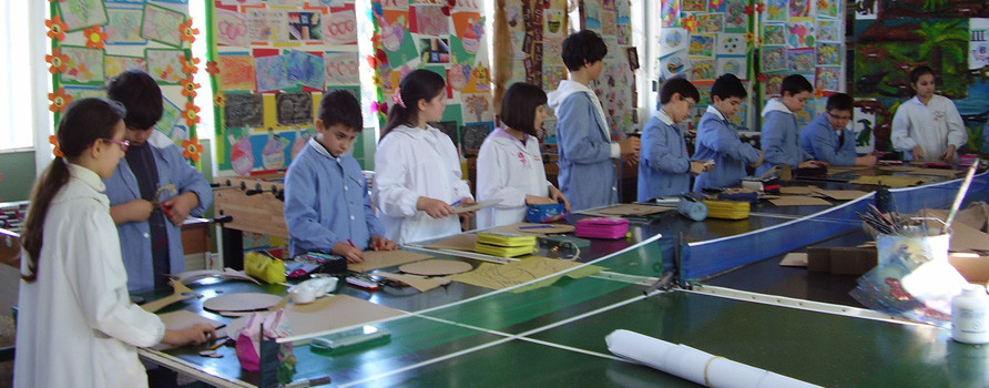 Bambini intenti in un lavoro di gruppo