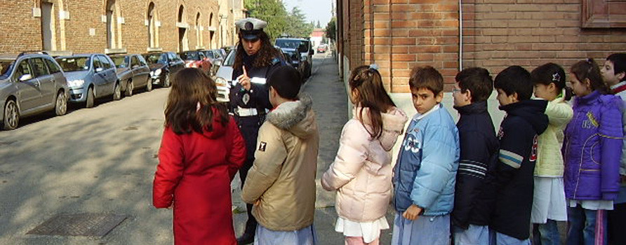Bambini che seguono una lezione di educazione stradale